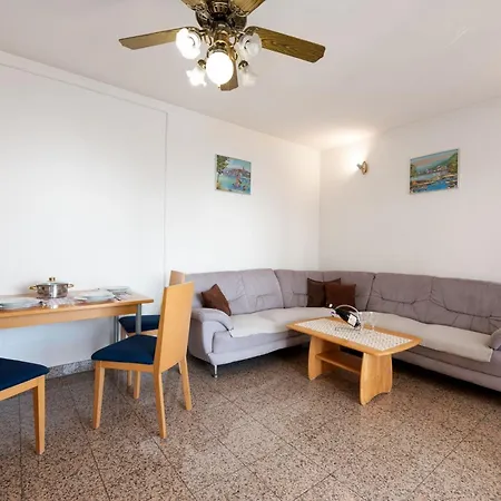 Cozy With Sea View Apartment *